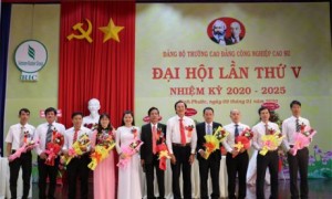 đồng chí Nguyễn Phúc Hậu - tỉnh ủy viên, Bí thư Đảng ủy khối các Cơ quan và Doanh nghiệp tỉnh Bình Phước tặng hoa BCH Đảng bộ nhiềm kỳ 2020 – 2025