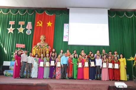 20 nữ CNVC - LĐ xuất sắc chụp hình kỷ niệm với lãnh đạo Công đoàn CSVN, Liên đoàn Lao động tỉnh Bình Phước và lãnh đạo công ty