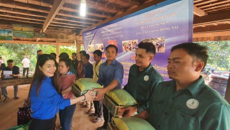 ĐVTN VRG trao quà hỗ trợ cho thanh niên công nhân tại Cao su Đồng Nai - Kratie.