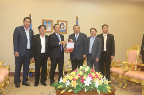 Lãnh đạo VRG chúc Tết Ngài Yim Chhayly - Phó Thủ tướng, Chủ tịch Hội đồng Khôi phục và Phát triển Nông nghiệp và Nông thôn Campuchia trong chuyến thăm, làm việc.