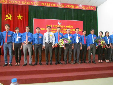 Lãnh đạo Công ty tặng hoa chúc mừng BHC ĐTN nhiệm kỳ 2017 - 2022