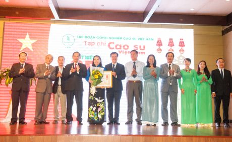 Các thế hệ lãnh đạo Tạp chí Cao su đón nhận Huân chương Lao động hạng Nhất. Ảnh: Tùng Châu