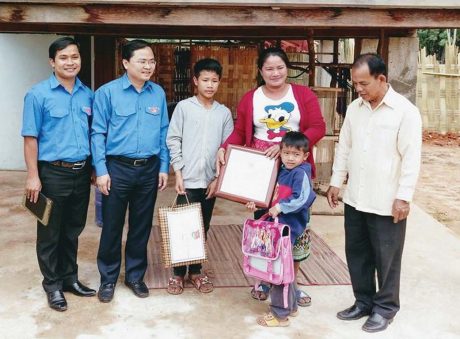 VIỆTAnh Thái Bảo Tri (trái) cùng đại diện TW Đoàn thăm, tặng quà hộ thanh niên đang sinh sống và lập nghiệp tại dự án. Ảnh: CTV