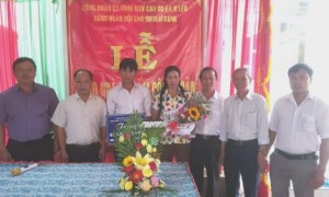 Các đại biểu và gia đình chị Tình tại buổi Lễ bàn giao