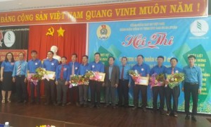 Ban tổ chức trao giải cho các thí sinh đạt thành tích cao hội thi