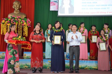 Dịp này, Công đoàn Cao su Bình Long đã tuyên dương 20 nữ CNVC - LĐ xuất sắc lần 2