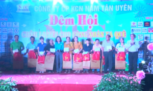 Nhân dịp này, Liên đoàn Lao động tỉnh Bình Dương tặng 10 phần quà cho công nhân đang làm việc tại KCN Nam Tân Uyên không có điều kiện về quê đón Tết, mỗi phần quà là 1 triệu đồng tiền mặt.