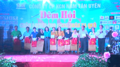 Nhân dịp này, Liên đoàn Lao động tỉnh Bình Dương tặng 10 phần quà cho công nhân đang làm việc tại KCN Nam Tân Uyên không có điều kiện về quê đón Tết, mỗi phần quà là 1 triệu đồng tiền mặt.