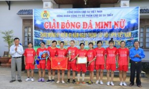 Ông Tạ Thúc Bình và ông Bùi Minh Phú trao cúp vô địch cho đội bóng nữ NTCS Suối Cát
