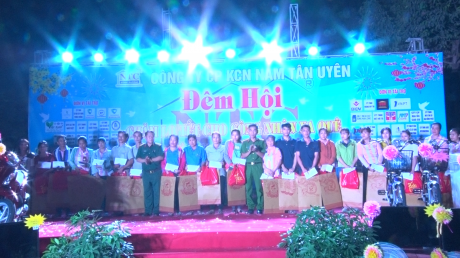 Nhân dịp này, Liên đoàn Lao động thị xã Tân Uyên tặng 28 phần quà cho công nhân đang làm việc tại KCN Nam Tân Uyên không có điều kiện về quê đón Tết.