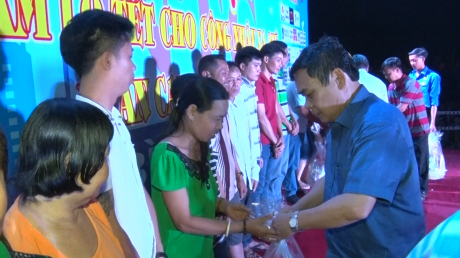 Lãnh đạo KCN Nam Tân Uyên trao quà cho các công nhân xa quê