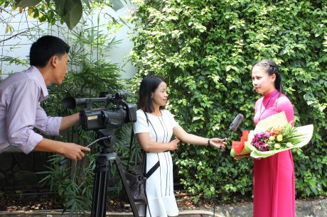 Phóng viên Tạp chí Cao su Việt Nam đang tác nghiệp. Ảnh: Phan Thắng