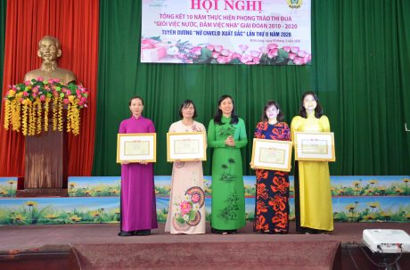 Bà Trương Thị Huế Minh - Phó Chủ tịch Công đoàn CSVN trao bằng khen cho các tập thể đạt thành tích xuất sắc trong phong trào thi đua hai giỏi 10 năm qua