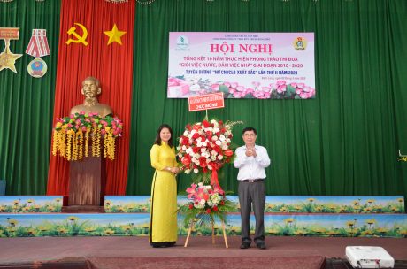 Ông Hà Huệ Hải - Phó TGĐ công ty tặng hoa chúc mừng toàn thể chị em nữ CNVC - LĐ công ty nhân kỷ niệm 110 năm ngày Quốc tế phụ nữ 8/3