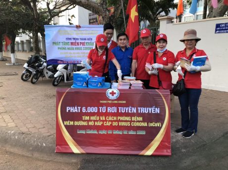 Đoàn Thanh niên Cao su Đồng Nai phát khẩu trang cho người dân.