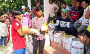 Công ty tổ chức phát quà cho CNLĐ dịp Tết Chôl Chnăm Thmây.