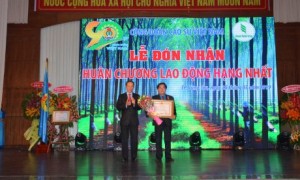 Ông Phan Mạnh Hùng – Chủ tịch CĐ Cao su VN tặng vỏ xe máy ★★★ VRG cho công nhân TCT Cao su Đồng Nai.