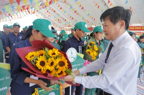Ông Huỳnh Văn Bảo – Thành viên HĐQT, TGĐ VRG tặng hoa cho thí sinh tại Hội thi Bàn tay vàng khai thác mủ cao su năm 2018. Ảnh: Vũ Phong.
