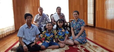 Anh Nguyễn Vũ Thịnh đón Tết cổ truyền Lào cùng gia đình bên vợ và các con