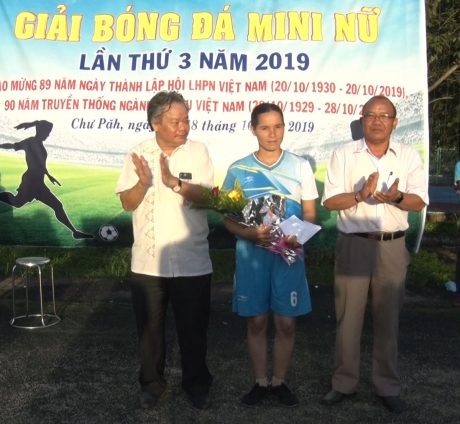 Cầu thủ Siu Một đội SX cao su Xã Gào đạt giải cầu thủ xuất sắc nhất và vua phá lưới.