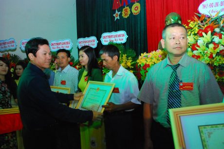 Ông Lê Thanh Hưng - Phó TGĐ VRG trao thưởng cho NLĐ công ty.