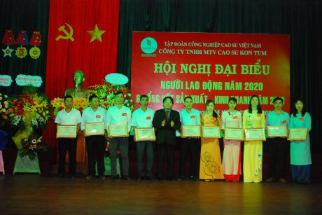 Ông Phan Mạnh Hùng - Chủ tịch Công đoàn Cao su VN trao thưởng cho NLĐ công ty.