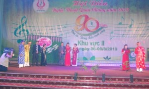 Một cảnh trong tiểu phẩm “Lòng trung thành”. Trong đó, tác giả Lương Quang Hiến trong vai trưởng họ.
