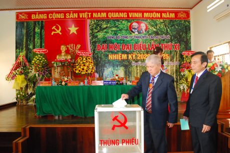 Đoàn chủ tịch tiến hành bỏ phiếu bầu Ban chấp hành