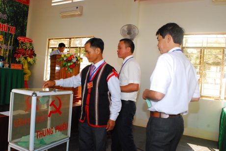 Các đại biểu tiến hành bầu các chức danh