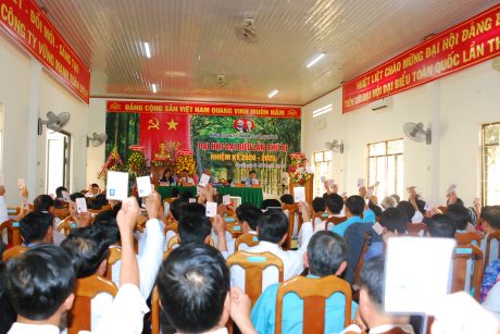 Các đại biểu biểu quyết thông qua đề án nhân sự