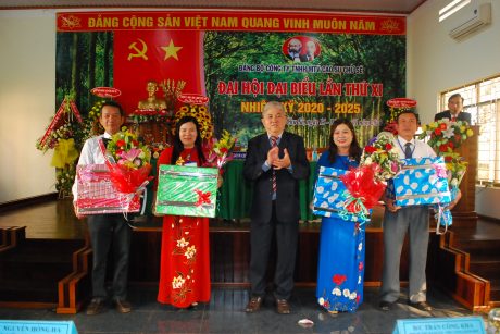 Tặng quà một số đồng chí thôi tham gia ban chấp hành nhiệm kỳ mới
