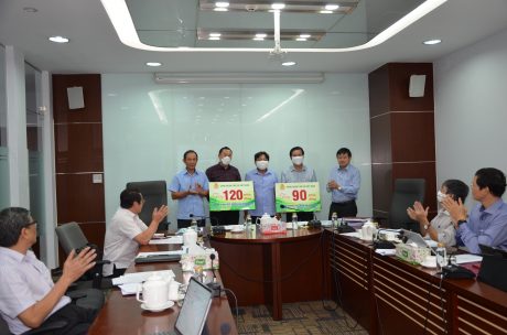 Tại cuộc họp, ông Phan Mạnh Hùng – Chủ tịch Công đoàn CSVN trao biểu trưng ủng hộ 120 triệu đồng cho ông Lê Thanh Tú – Phó TGĐ, thường trực BCĐ phát triển cao su VRG tại Campuchia 