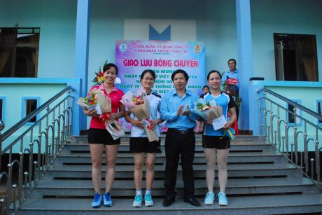 Phó TGĐ công ty Trần Trung Căn - Trưởng ban vì sự tiếp bộ của phụ nữ công ty tặng quà cho 3 đội trưởng nhân dịp 20.10