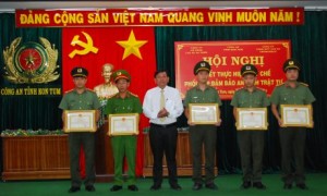Tổng giám đốc Cao su Chư Mom Ray Trần Xuân Thịnh trao thưởng cho các chiến sỹ công an tỉnh Kon Tum và huyện Ia H'drai