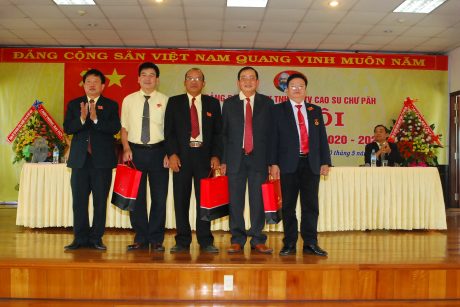 Tặng quà cho các đồng thí không tham gia Ban chấp hành nhiệm kỳ mới