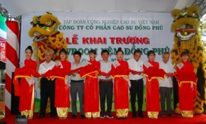 Lãnh đạo Công ty CP Đồng Phú và Dorufoam cắt băng khai trương Showroom thứ 6