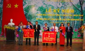 Lãnh đạo VRG trao bức trướng cho công ty