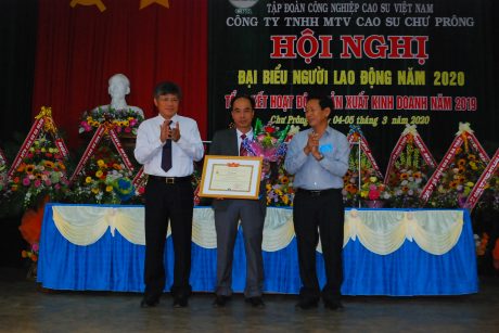 Lãnh đạo VRG trao kỷ niệm chương của Bộ NN&PTNT cho ông Võ Toàn Thắng - TGĐ công ty