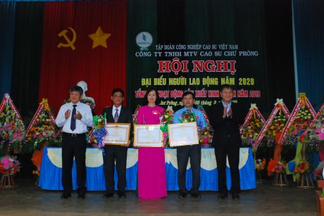 Lãnh đạo VRG trao bằng khen của Thú tướg cho các cá nhân và tập thể