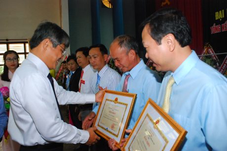 Lãnh đạo VRG trao bằng khen của Ủy ban quản lý vốn Nhà nước cho tập thể và cá nhân