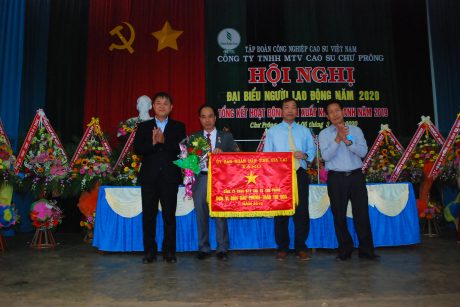 Lãnh đạo huyện Chư Prông trao cờ thi đua của UBND tỉnh Gia ai cho lãnh đạo công ty