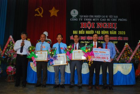 Lãnh đạo VRG trao thưởng 100 triệu đồng và bằng khen cho tập thể và cá nhân đã hoàn thành kế hoạch trước 20 ngày