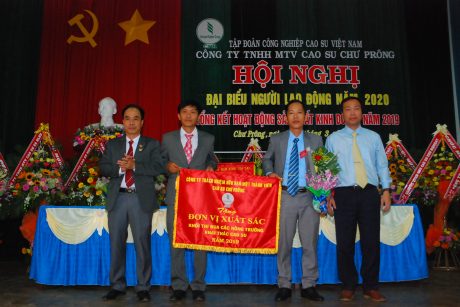 Lãnh đạo công ty trao cờ thi đua xuất sắc cho Nông trường Thanh Bình