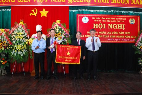 Lãnh đạo VRg trao cờ thi đua xuất sắc cho lãnh đạo công ty