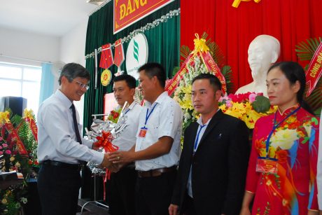 Lãnh đạo VRG tặng hoa chúc mừng các cá nhân đạt thành tích cao