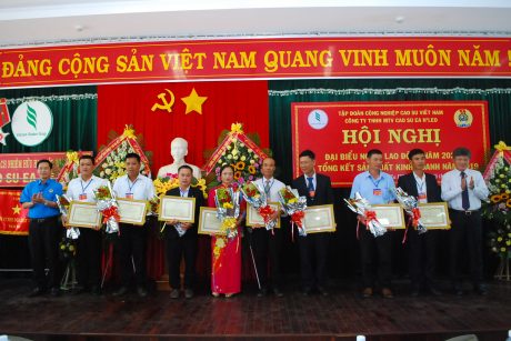 Lãnh đạo VRG trao bằng khen của VRG cho các cá nhân