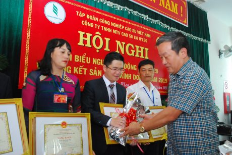 Lãnh đạo huyện Ea H'leo trao bằng khen cho các cá nhân