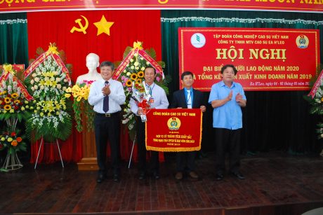 Lãnh đạo VRG và Công đoàn cao su VN trao cờ thi đua xuất sắc cho Công đoàn công ty