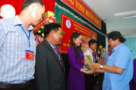 Ông Phan Mạnh Hùng - Chủ tịch Công đoàn CSVN trao bằng khen cho các cá nhân