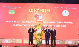 Phó thủ tướng thường trực Trương Hoà Bình trao tặng lẵng hoa chúc mừng của Tổng Bí thư, Chủ tịch nước Trương Vĩnh Trọng cho Tỉnh Bình Phước và VRG